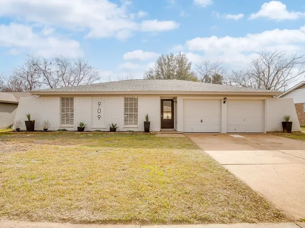 909 Jayellen Ct, Burleson, TX 76028