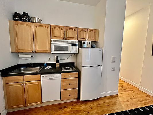 4th image of 705 9th Ave #5L