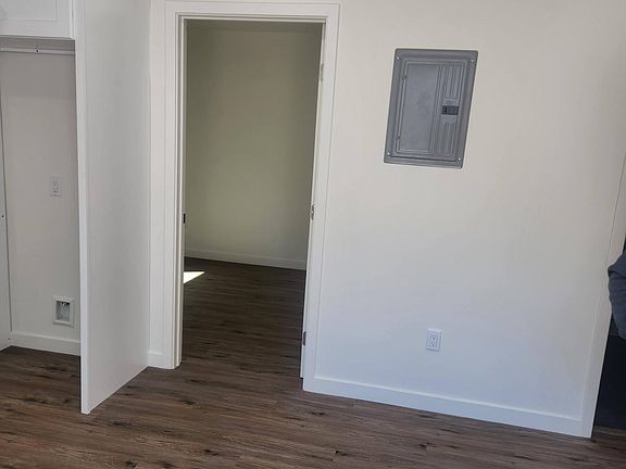3rd image of 1539 W 54th St #4