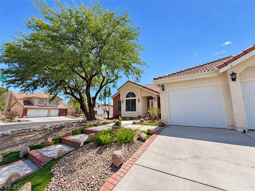 4 bed, 2.0 bath, 2020 sqft, $2,950 — Photo 3