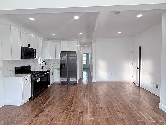 2nd image of 152 Washington St Floor 1