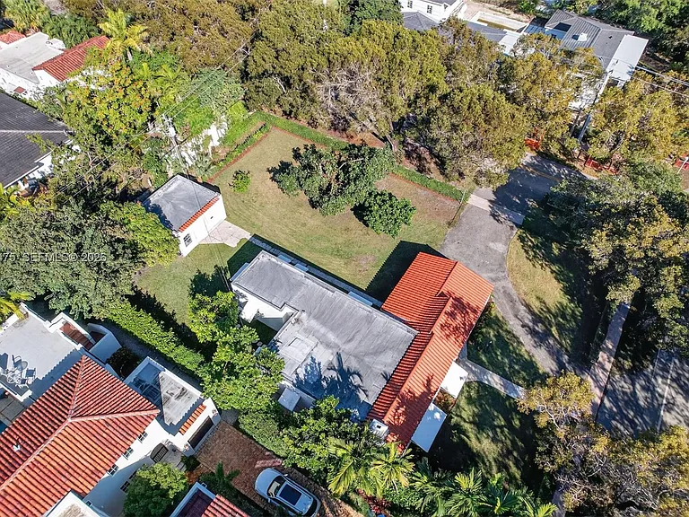 1305 Alhambra Cir — Photo 57