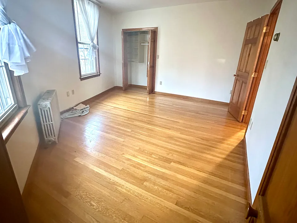 Beautiful hardwood floors throughout.
Large bedroom with large closet space
LOTS of natural sunlight 
reduce heating costs