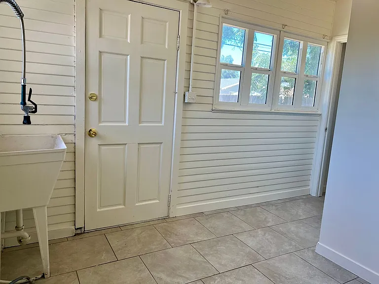 1321 N Calaveras St — Photo 15