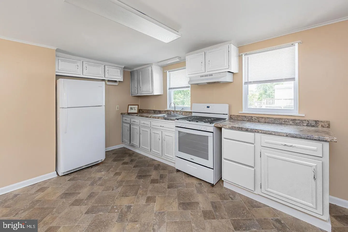 2 bed, 1.0 bath, 1200 sqft, $1,900 — Photo 2