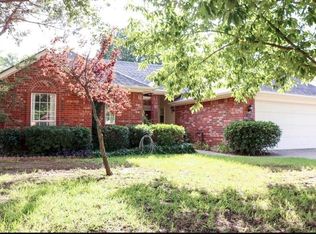 1217 Highcrest Dr, Burleson, TX 76028