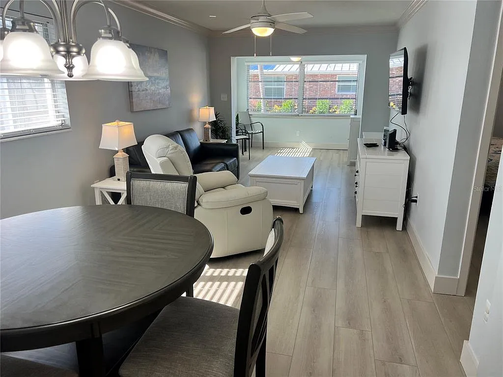1 bed, 1.0 bath, 572 sqft, $7,470 — Photo 2
