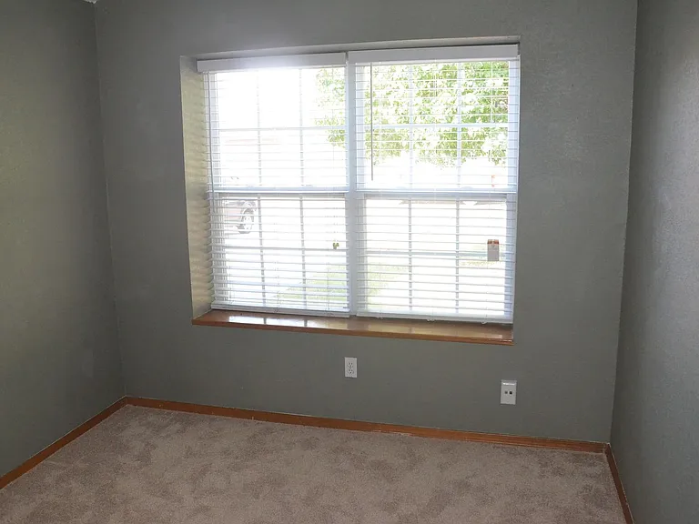 921 Kenwood Dr — Photo 4