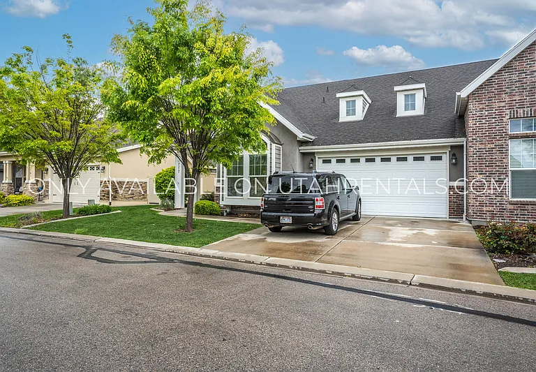1777 W Yarrow Dr — Photo 3