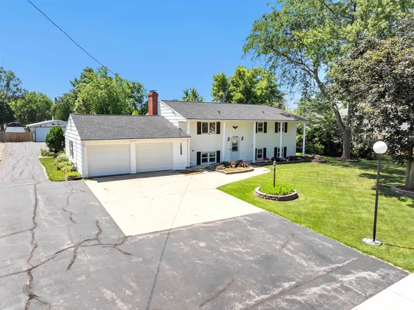 2196 Town Hall Rd, Green Bay, WI 54311