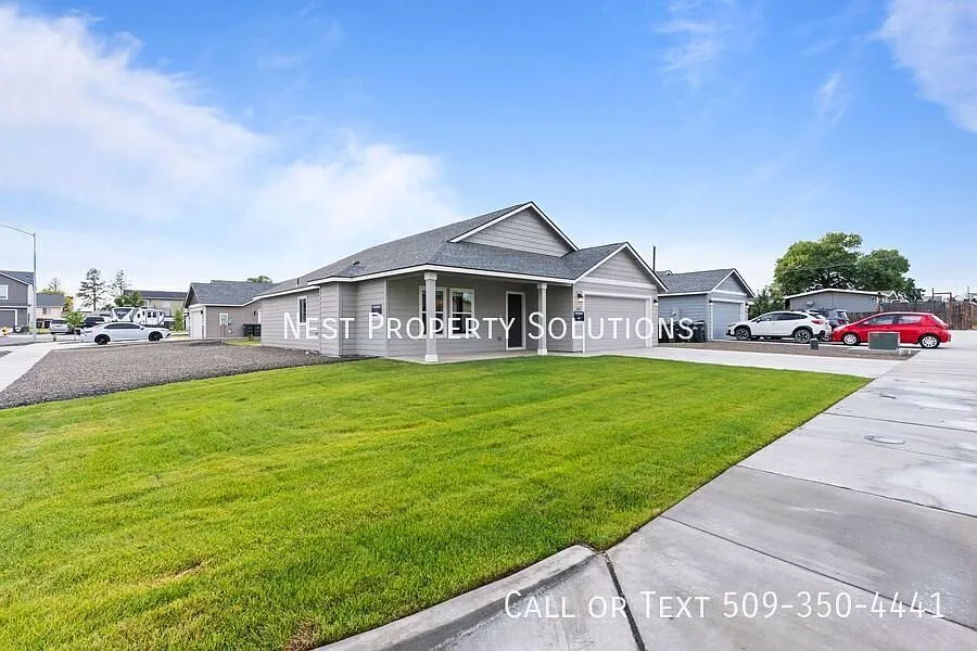 Newer 3-bed, 2-bath with Fireplace! — Photo 4