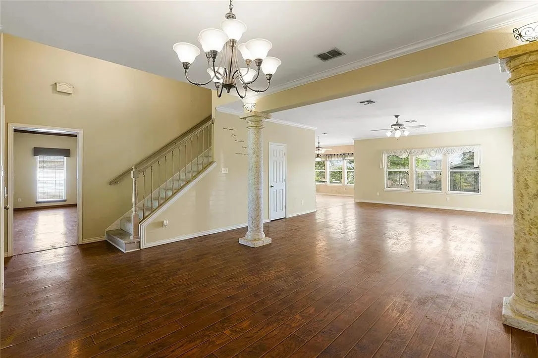 4 bed, 2.5 bath, 3101 sqft, $3,100 — Photo 2