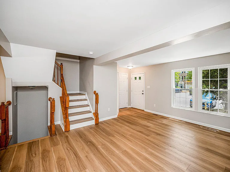 9705 Becker Ct — Photo 4