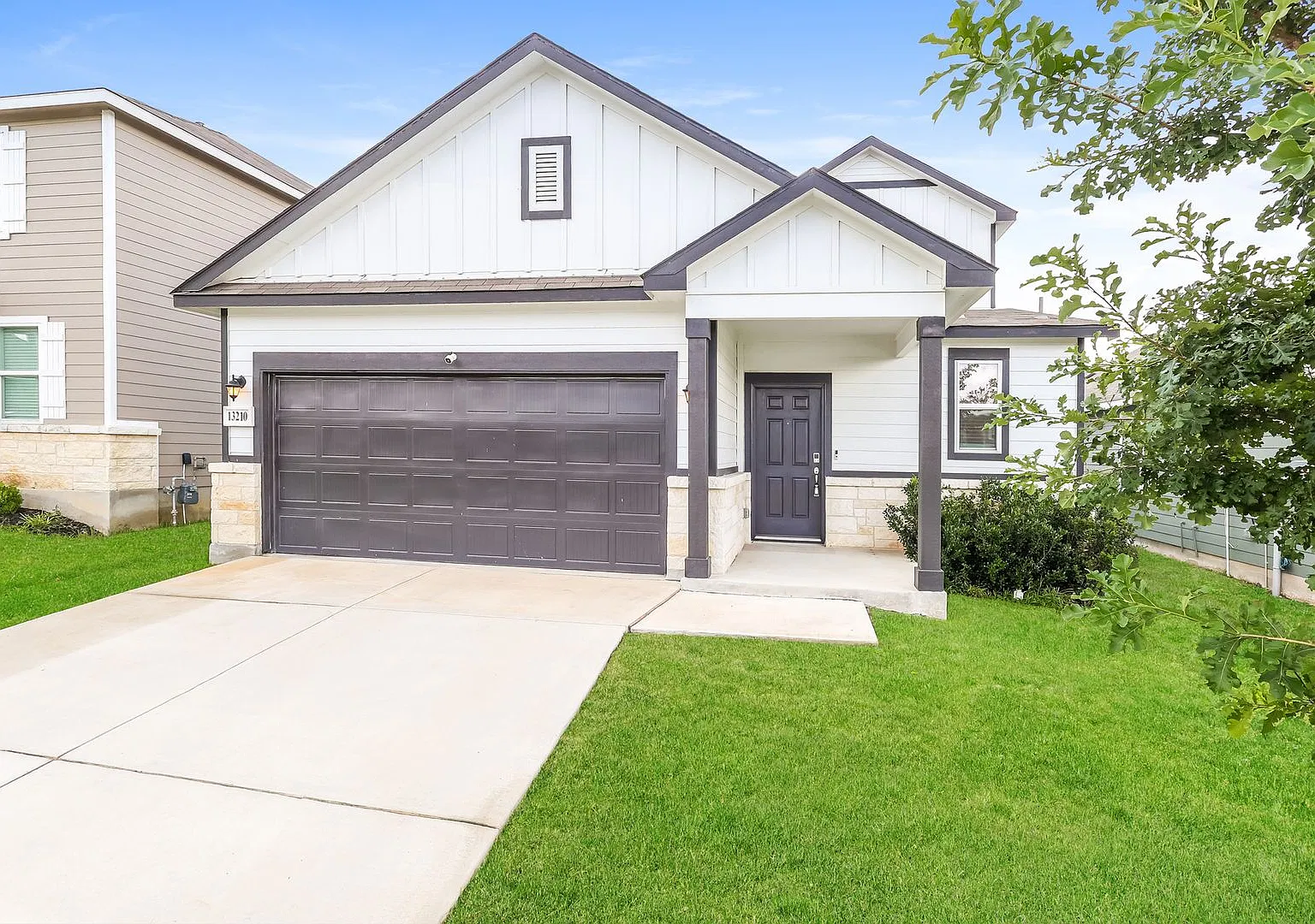 Stunning 4 bedroom, Primary bedroom downstairs , Less than 9 miles from Randolph AFB — Photo 1