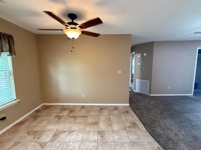 537 E Allen St — Photo 9