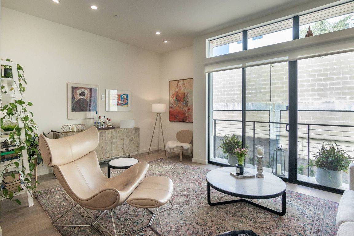 6 - Living Room-