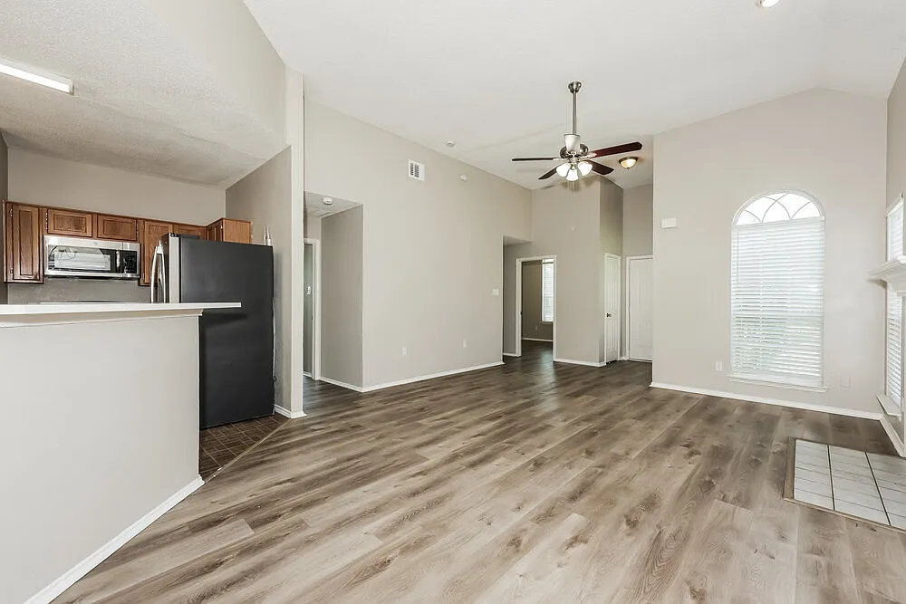3 bed, 2.0 bath, 1472 sqft, $2,170 — Photo 3