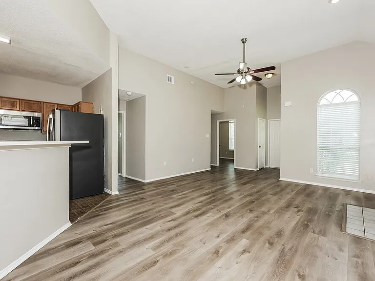 2124 Creek Royal Dr — Photo 3