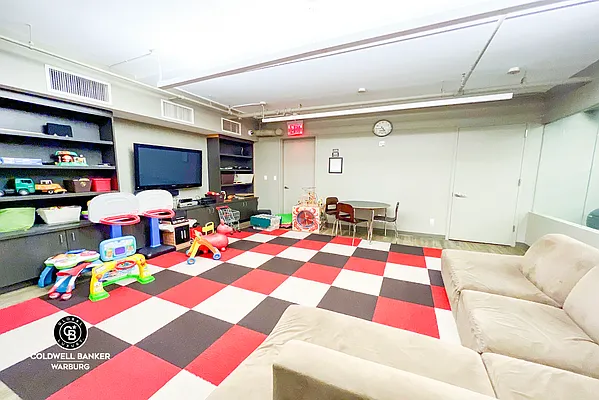 Sold by Coldwell Banker Warburg | media 21