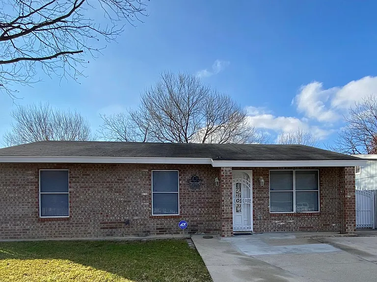 3126 Bay Hurst Dr — Photo 2
