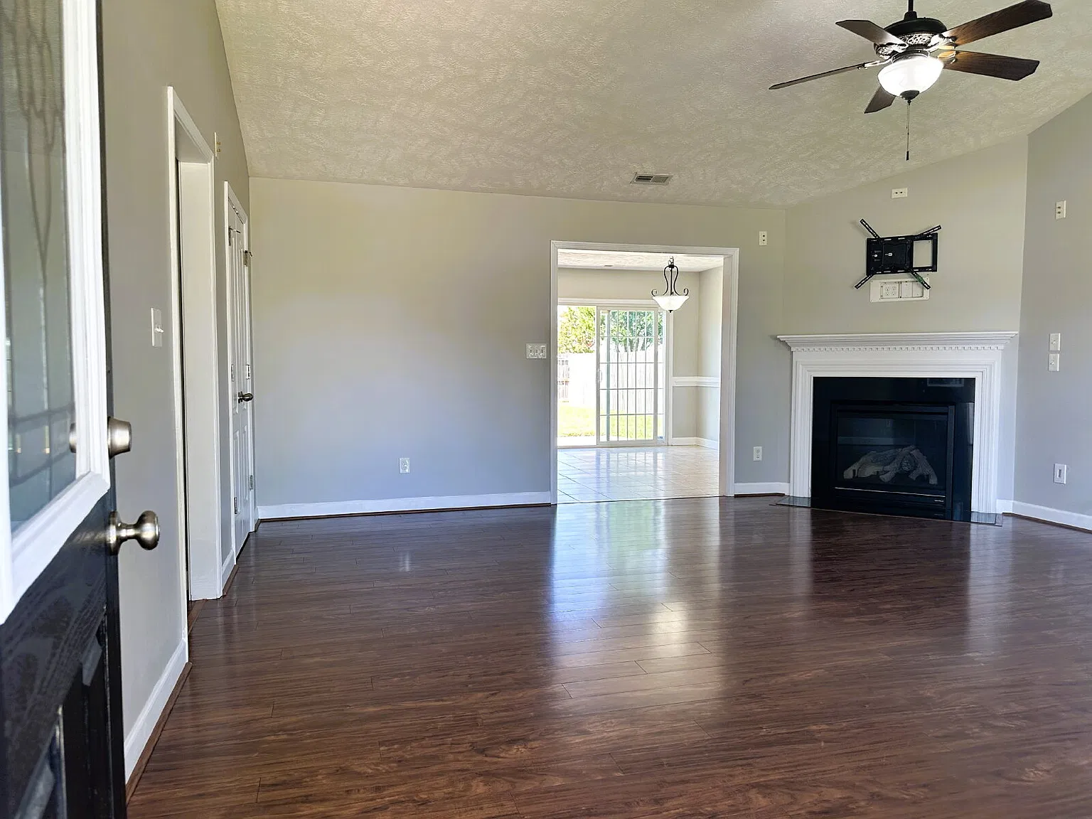 3 bed, 2.0 bath, 1553 sqft, $1,750 — Photo 2