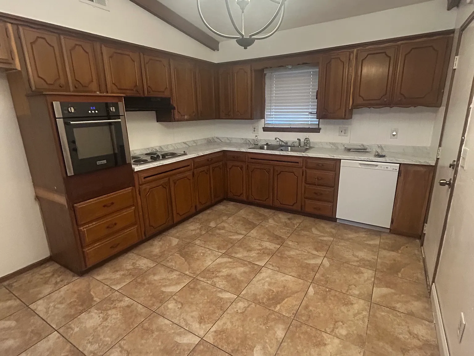 3 bed, 837 sqft, $1,200 — Photo 3