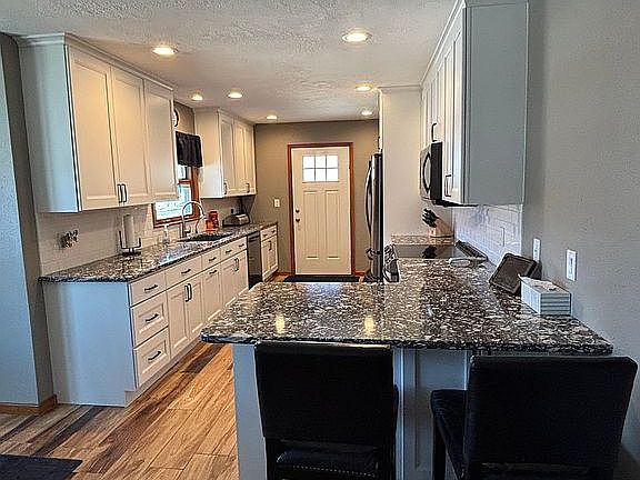 Kitchen with peninsula