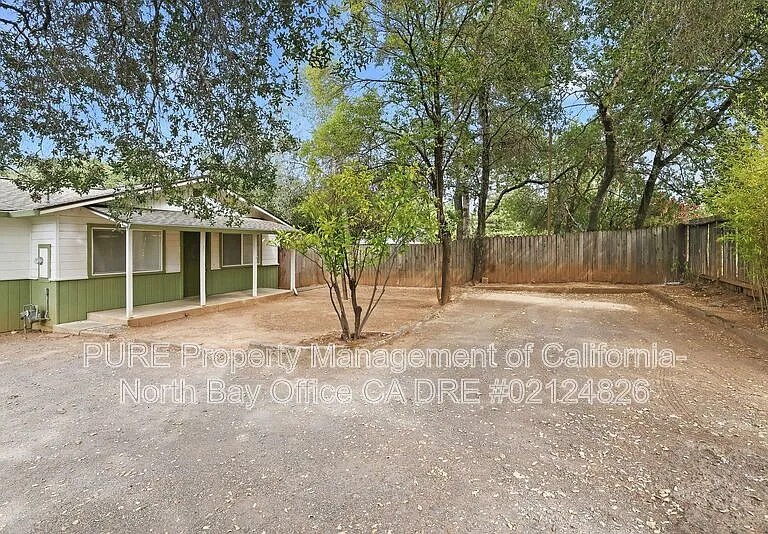 1040 S Cloverdale Blvd — Photo 2