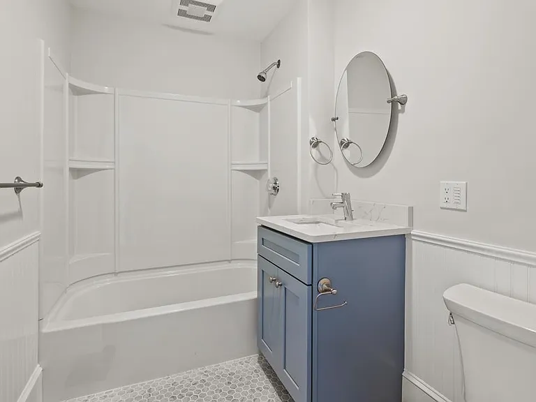 16 Leslie St #2 — Photo 3