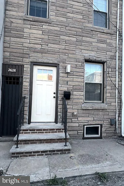 3 bed, 2.0 bath, 1280 sqft, $2,050 — Photo 1