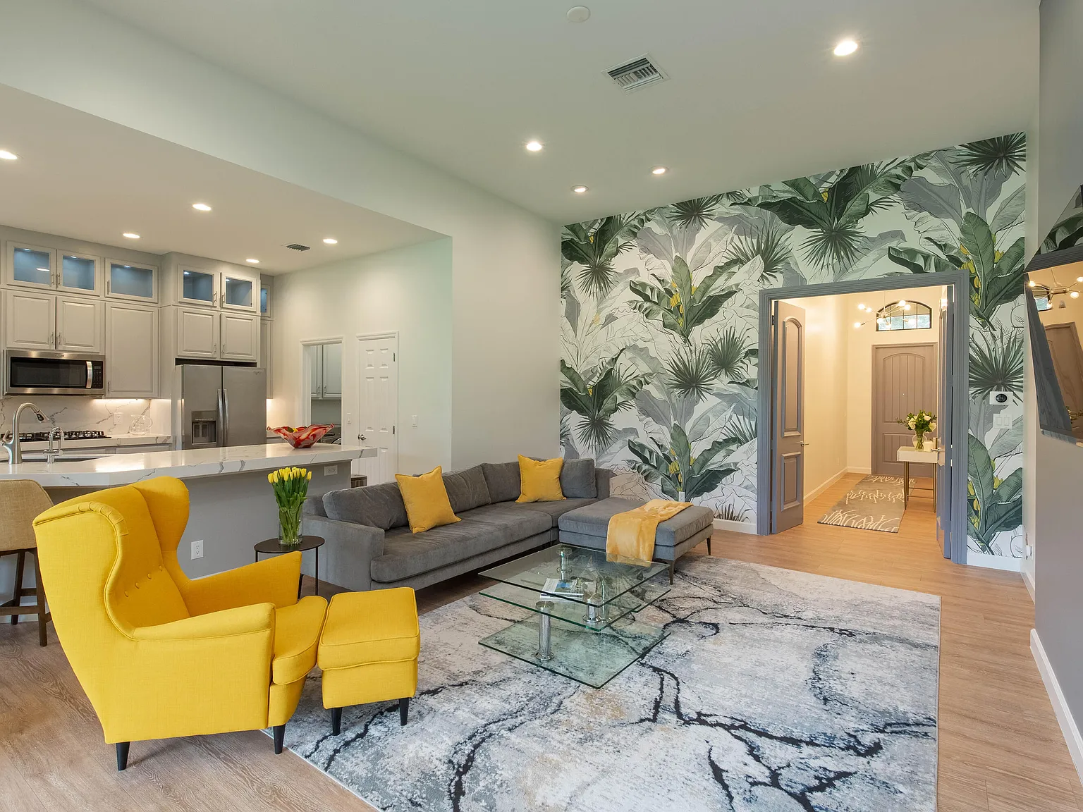3 bed, 2.0 bath, 1900 sqft, $8,500 — Photo 3