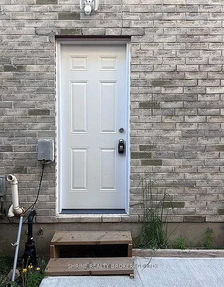 1050 Kimball Cres #LOWER — Photo 2