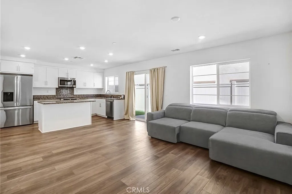 3 bed, 1567 sqft, $3,000 — Photo 2