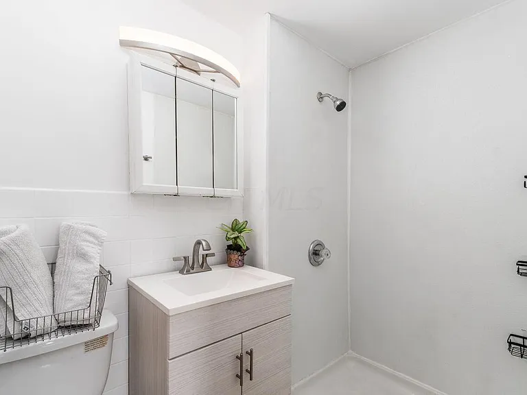 5614 Copenhagen Dr — Photo 5