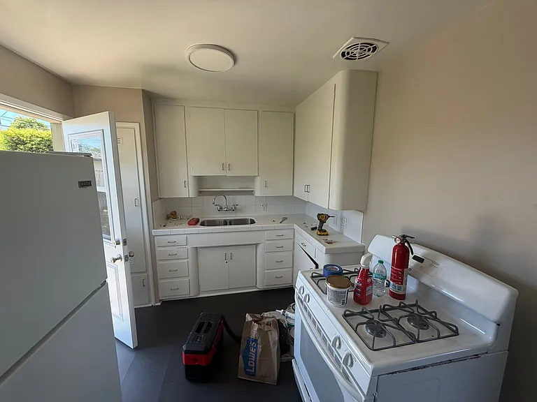 235-237 Lynn Dr — Photo 5