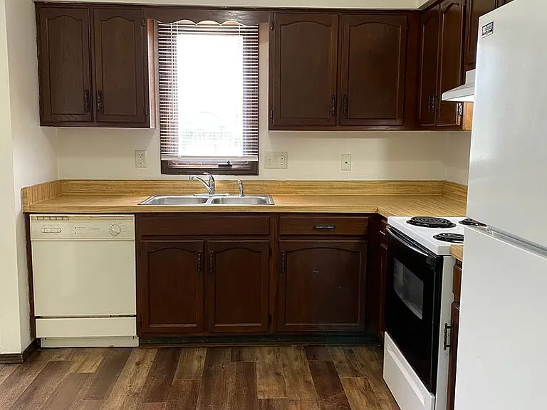 Immaculate Updated 1 & 2 Bedroom with 1 Bath — Photo 23