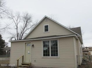 630 N 7th St, Grand Forks, ND 58203