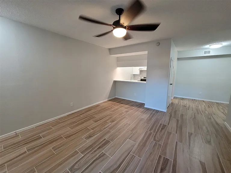 7055 N Holiday Dr — Photo 4
