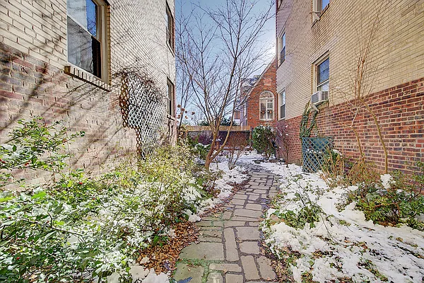 Sold by Akam Sales and Brokerage | media 29