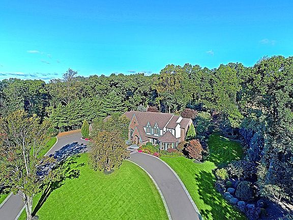 5th image of 12 Carriage Hill Dr