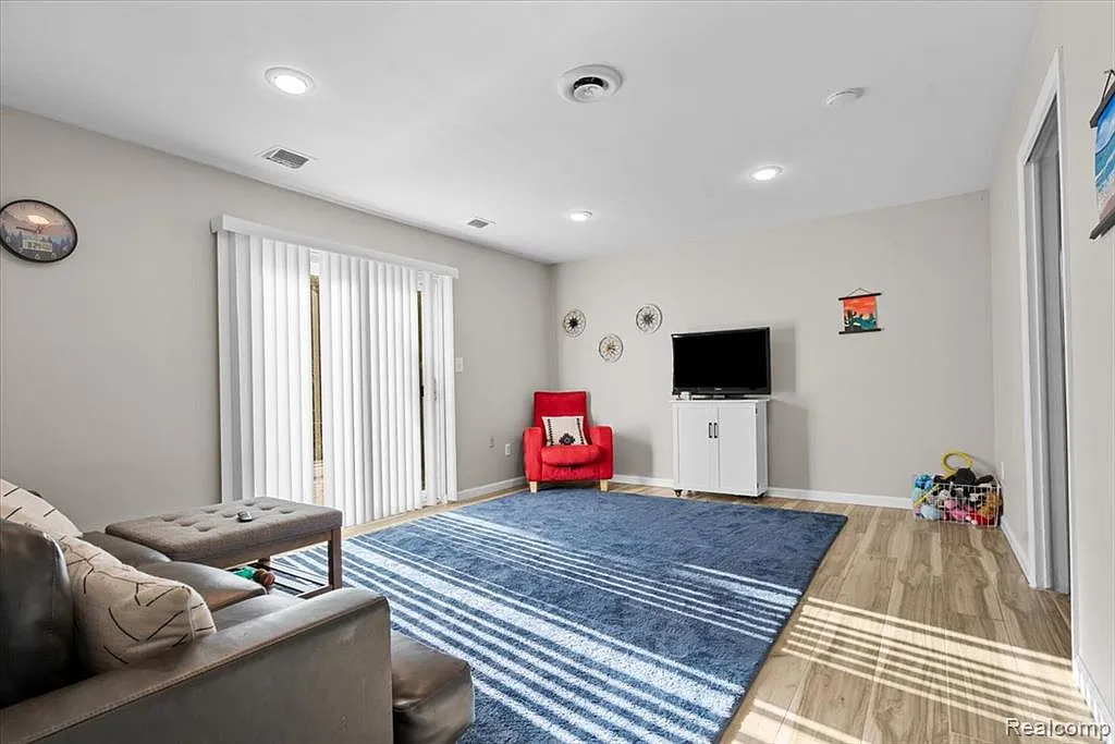 3 bed, 1.5 bath, 1215 sqft, $1,900 — Photo 4