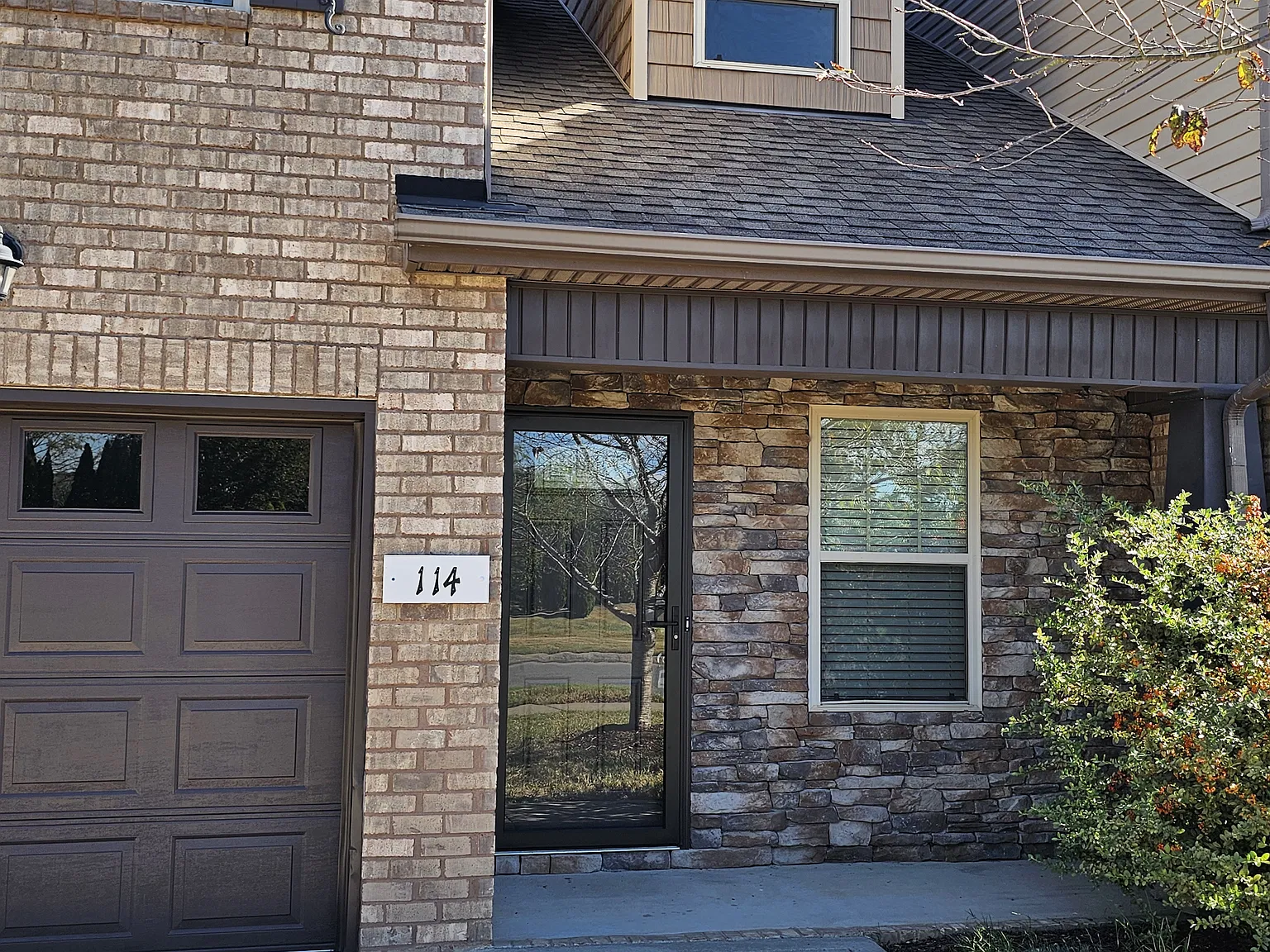 3 bed, 2.5 bath, 1700 sqft, $2,050 — Photo 2
