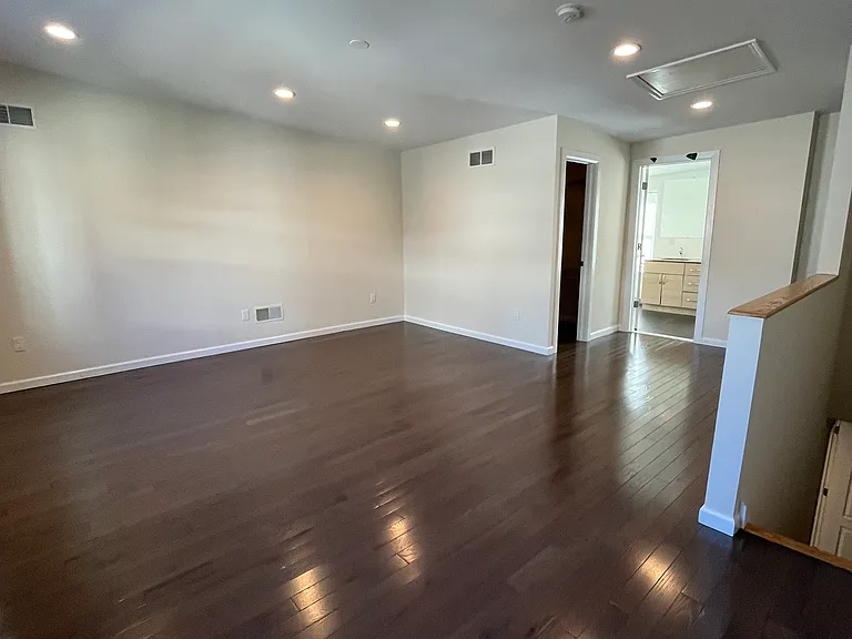 115 W Allen St — Photo 13