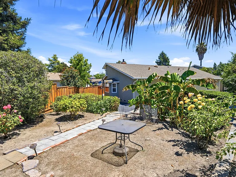 325 Goshen Ct — Photo 30