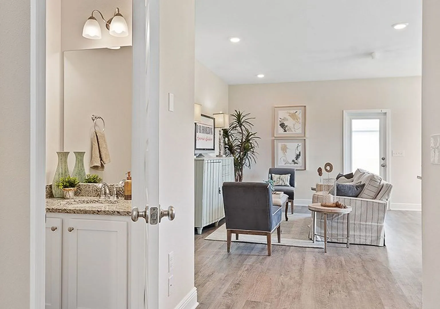 Modern 3BR/2.5BA Home with Open Floor Plan, Granite Counters & 1-Car Garage Valdosta, GA — Photo 2