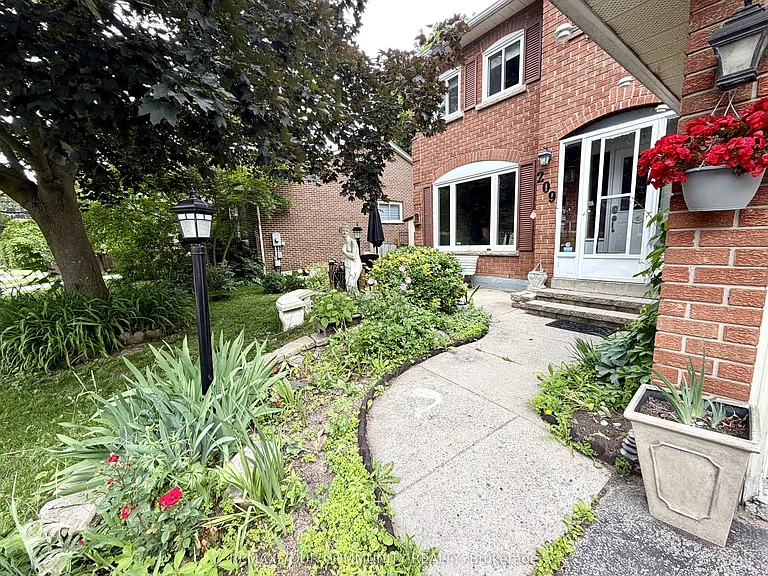 209 Yorkshire Dr — Photo 2