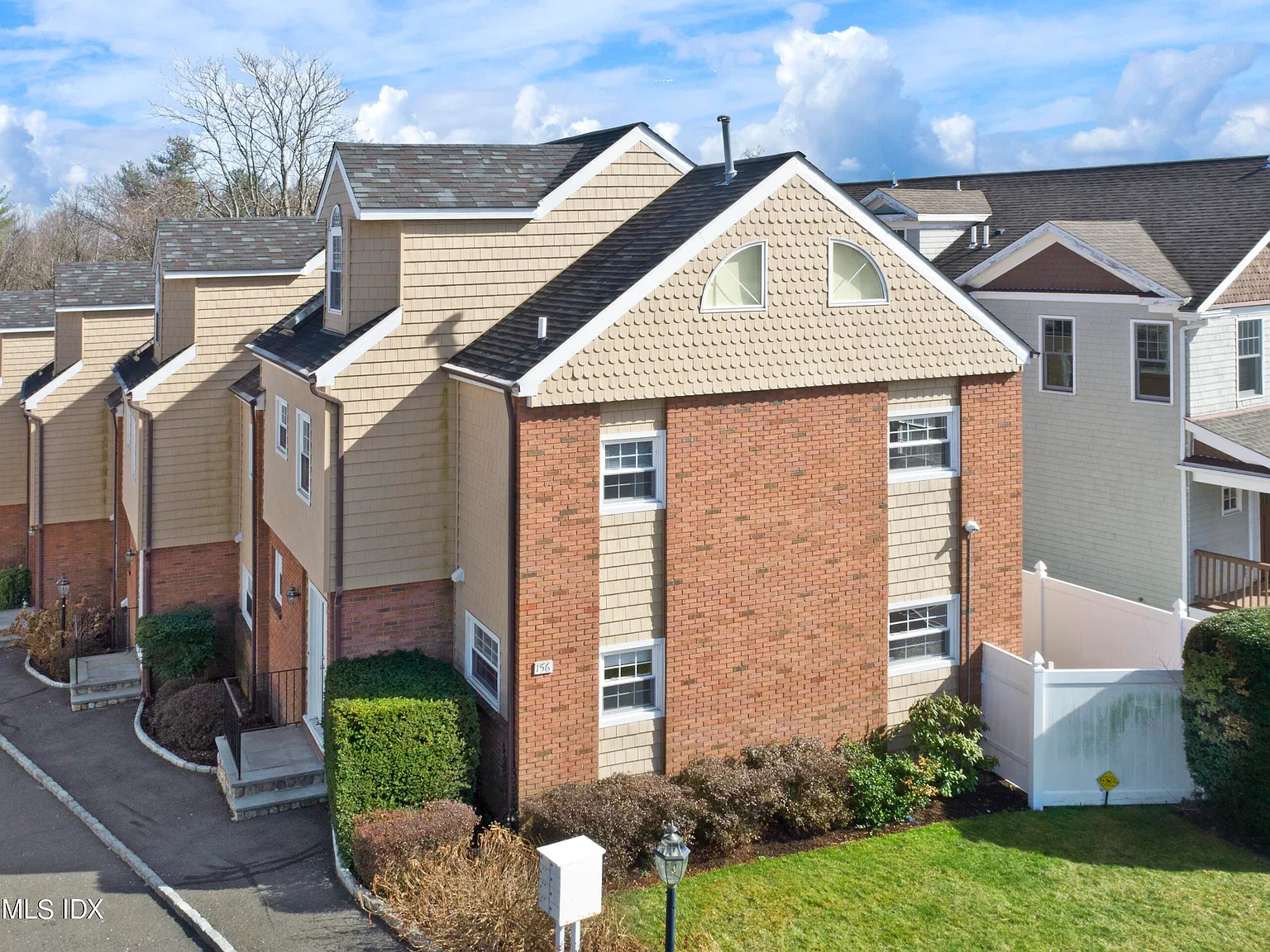 2 bed, 2.5 bath, 1392 sqft, $5,000 — Photo 1