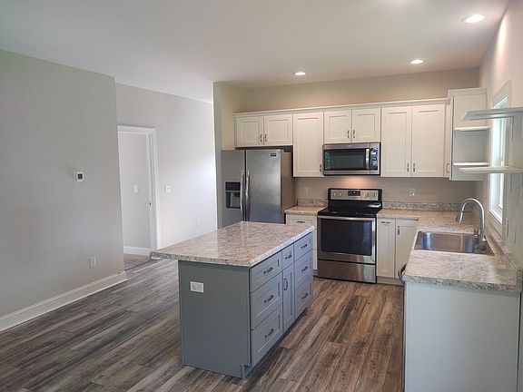 4th image of 906 Peaks St