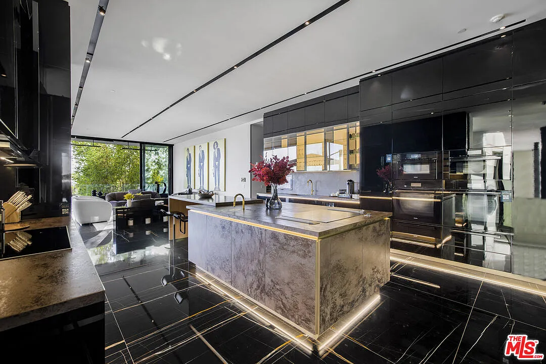 5 bed, 8.0 bath, 14000 sqft, $125,000 — Photo 4