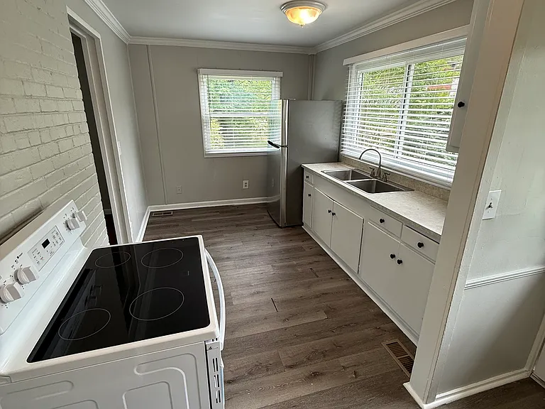 103 E Passmore Ln — Photo 2
